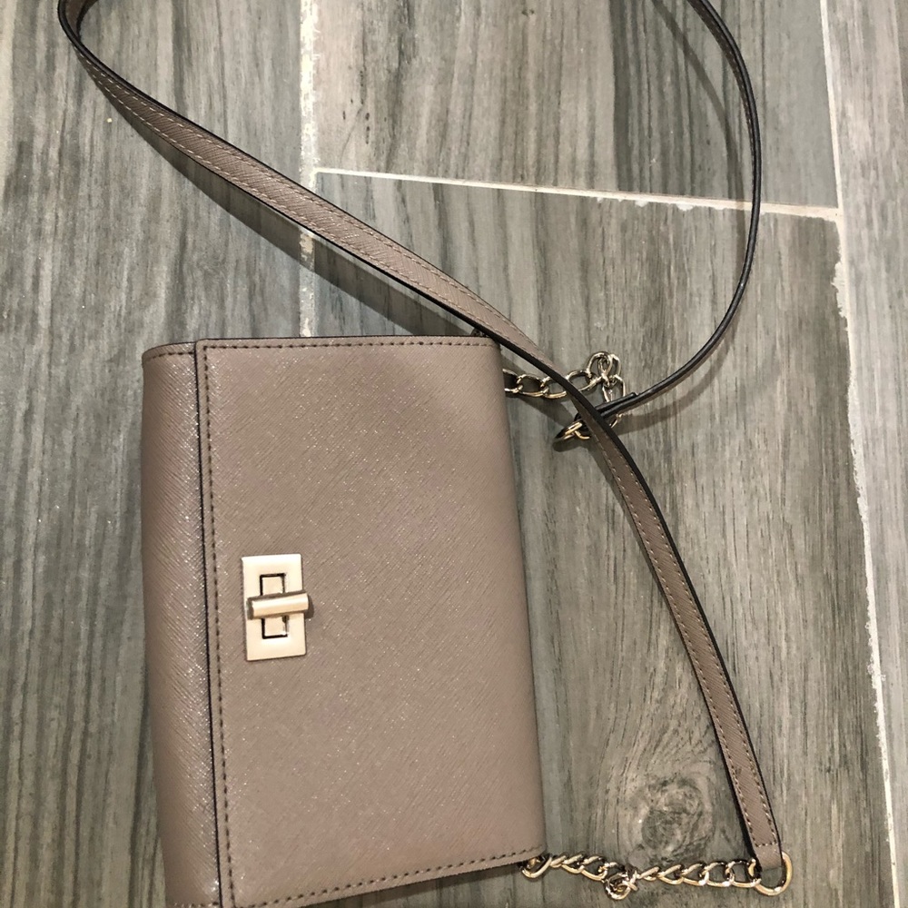 Small gray chain shoulder bag